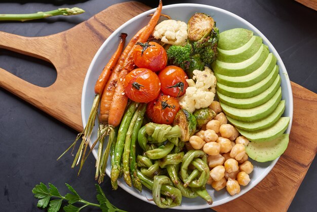 Cuenco de Buda vegetariano con ensalada de verduras frescas y garbanzos.