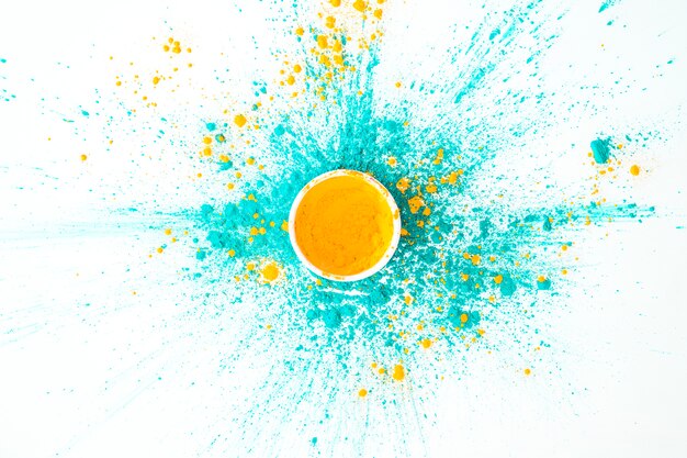 Cuenco con color naranja sobre aguamarina en colores secos.