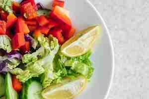 Foto gratuita un cuenco de ensalada de verduras recién preparada