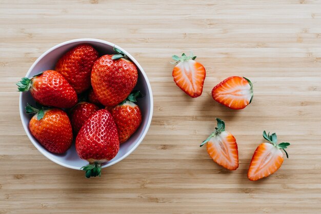 Cuenco con fresas para el postre