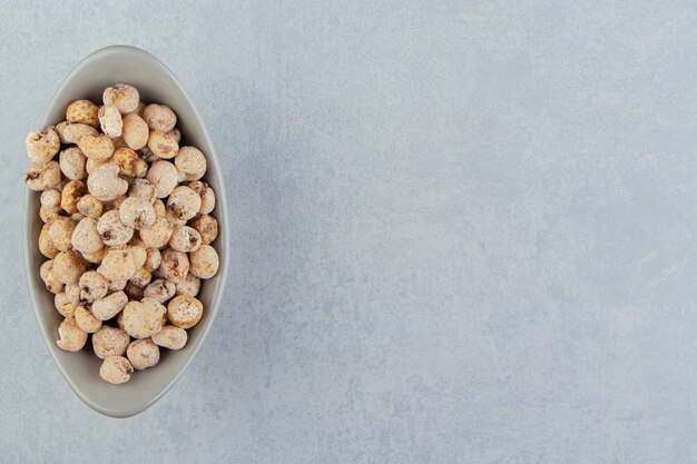 Un cuenco gris lleno de deliciosos frutos secos.