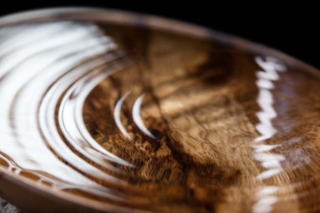 cuenco de madera del agua