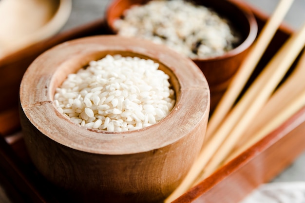 Cuenco de madera con arroz blanco.