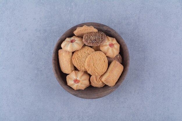 Un cuenco de madera de deliciosas galletas dulces.