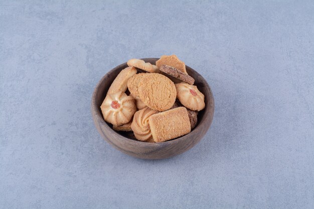 Un cuenco de madera de deliciosas galletas dulces.