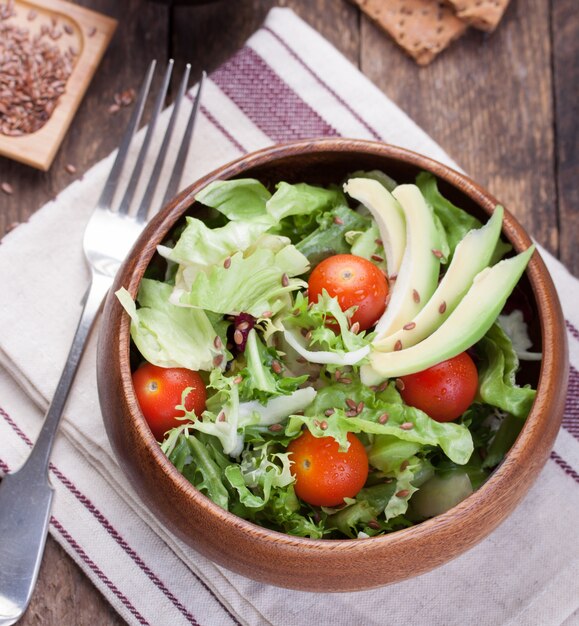 Cuenco de madera grande con ensalada