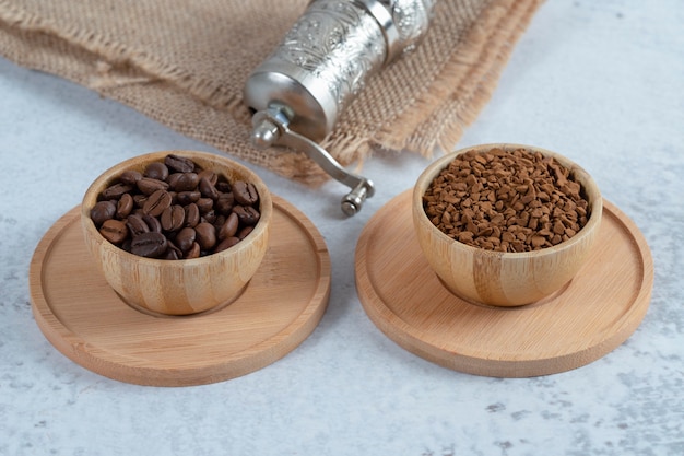 Foto gratuita un cuenco de madera lleno de aroma de granos de café tostados. foto de alta calidad