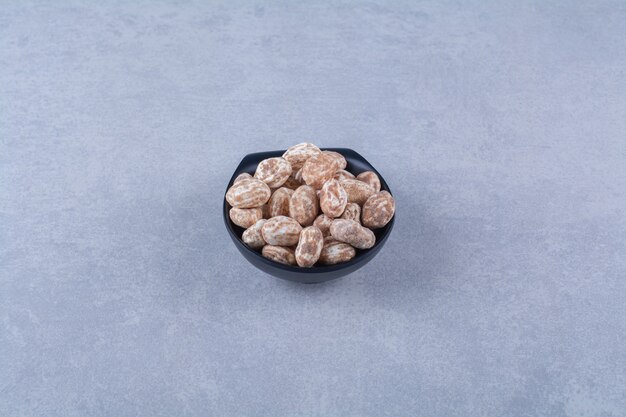 Un cuenco de madera lleno de cereales saludables sobre superficie gris