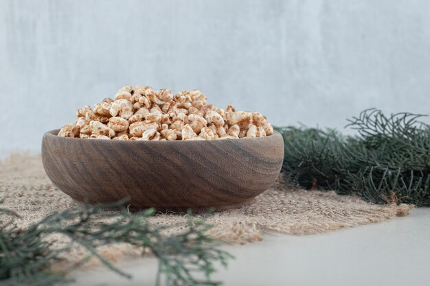 Un cuenco de madera lleno de cereales saludables.