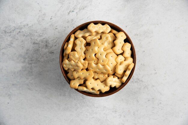 Un cuenco de madera lleno de deliciosas galletas saladas.