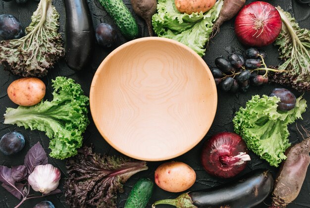 Cuenco de madera en medio de verduras