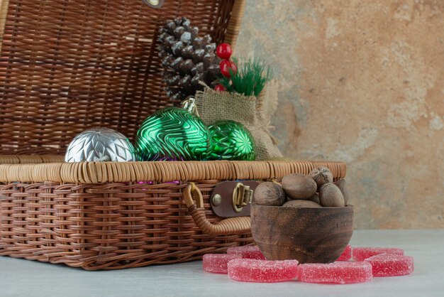 Un cuenco de madera con nueces sobre fondo blanco. Foto de alta calidad