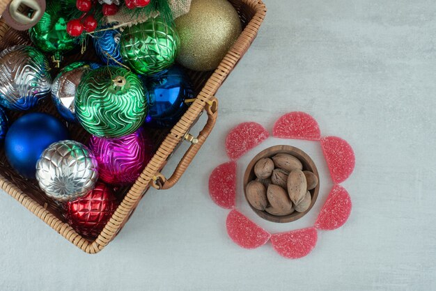 Un cuenco de madera con nueces sobre fondo blanco. Foto de alta calidad