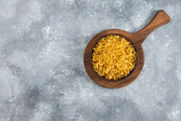 Cuenco de madera de pasta de concha cruda en la tabla de cortar.