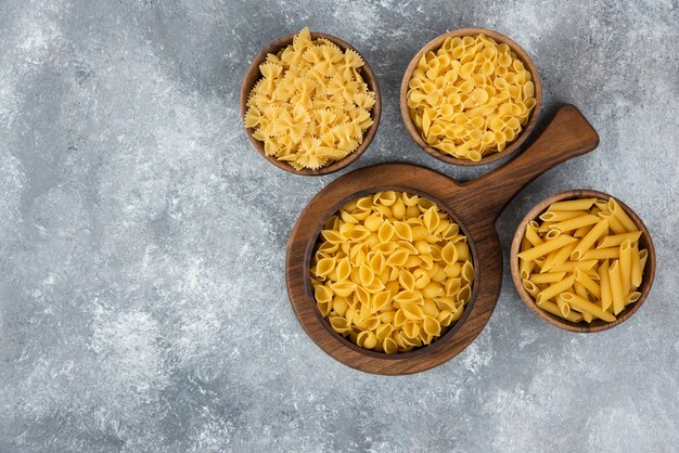 Cuenco de madera de pasta cruda en mármol.