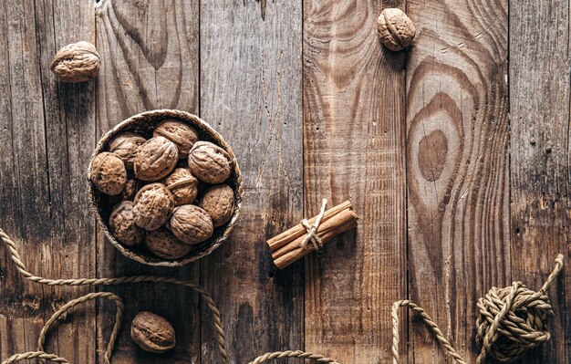 Cuenco con nueces enteras sobre fondo de madera plano