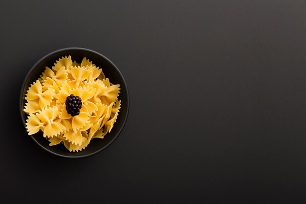 Cuenco oscuro con pasta sobre un fondo oscuro