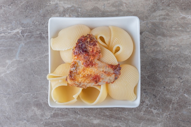 Un cuenco de pasta a la boloñesa, sobre el mármol.