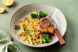 Foto gratuita cuenco con pasta de pollo o orzo con verduras sobre un fondo verde