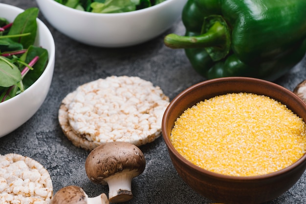 Cuenco de polenta amarilla; pastel de arroz inflado champiñones y pimiento