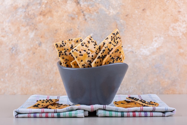 Foto gratuita cuenco profundo de galletas con semillas negras sobre fondo blanco. foto de alta calidad