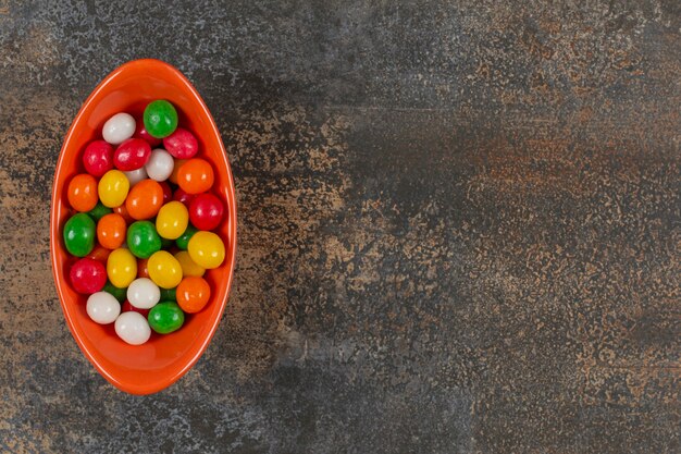 Cuenco de sabrosos dulces en mármol.