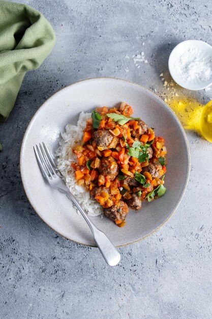 Cuenco saludable con arroz con ternera y verduras