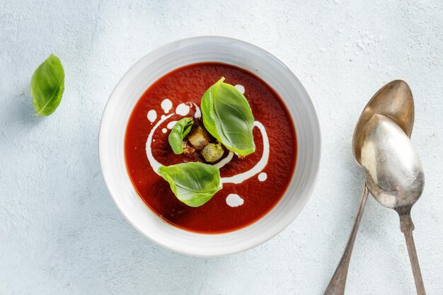 Cuenco saludable con sopa de tomate