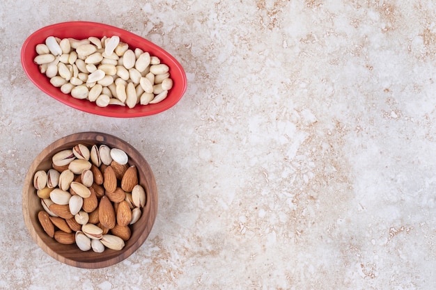 Cuencos de almendras, pistachos y cacahuetes