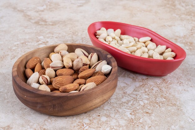 Cuencos de almendras, pistachos y cacahuetes