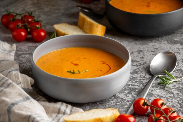 Foto gratuita cuencos de alto ángulo con arreglo de comida