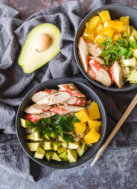 Cuencos de arroz con aguacate y verduras.