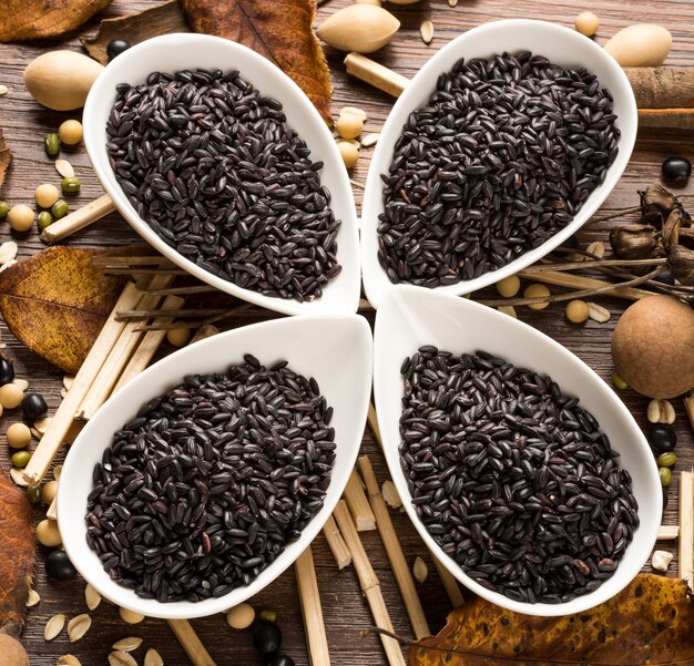 Cuencos de arroz negro en una mesa de madera