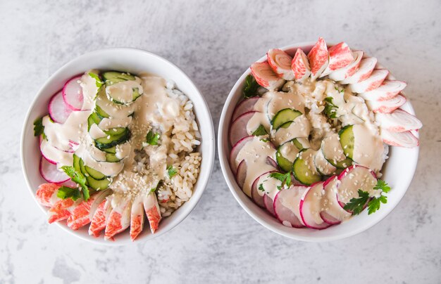 Cuencos de arroz con verduras y mariscos.