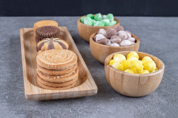 Cuencos de caramelos y una pequeña bandeja con galletas.