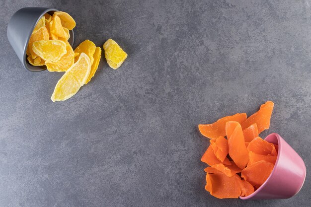 Cuencos de colores de pulpas de frutos secos en la mesa de piedra.