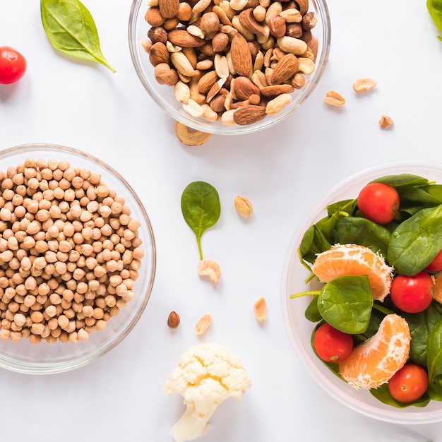 Cuencos de ingredientes saludables sobre fondo blanco