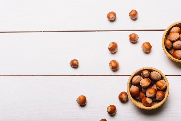 Cuencos con nueces en la mesa