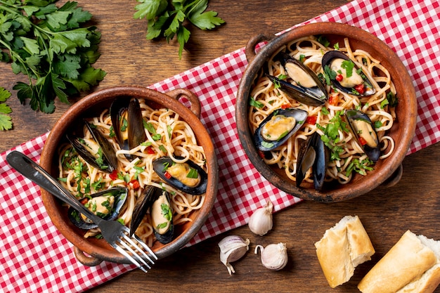 Cuencos con pasta y sabrosos mejillones