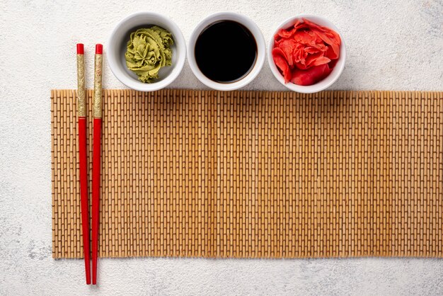 Cuencos planos de salsa de soja y wasabi de jengibre con tapa de mesa