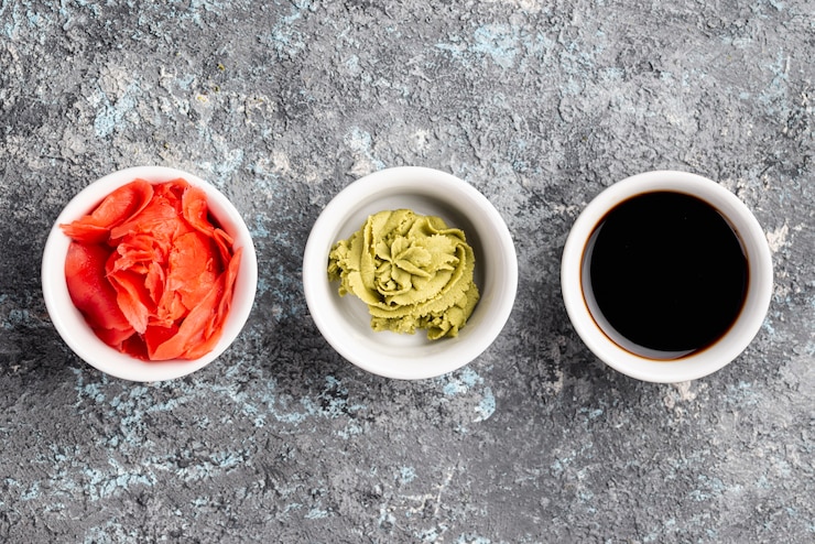 Foto gratuito cuencos planos de salsa de soja y wasabi de jengibre