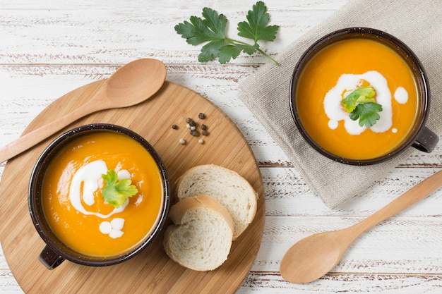 Cuencos planos con sopa de crema de calabaza