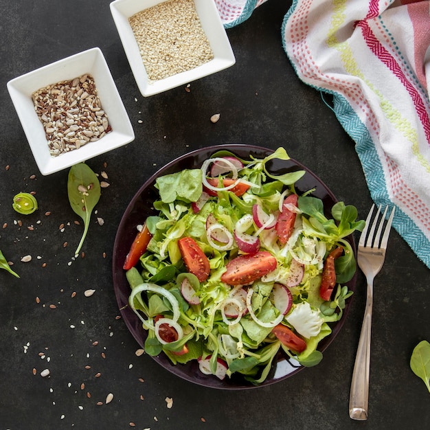 Cuencos con salsa para ensalada