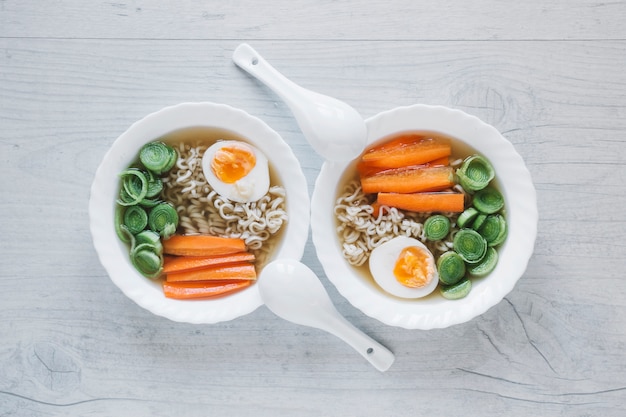 Cuencos con sopa de fideos