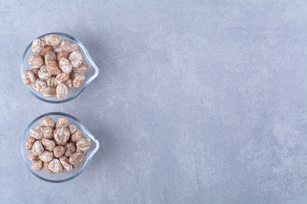 Cuencos de vidrio llenos de cereales saludables sobre fondo gris. Foto de alta calidad