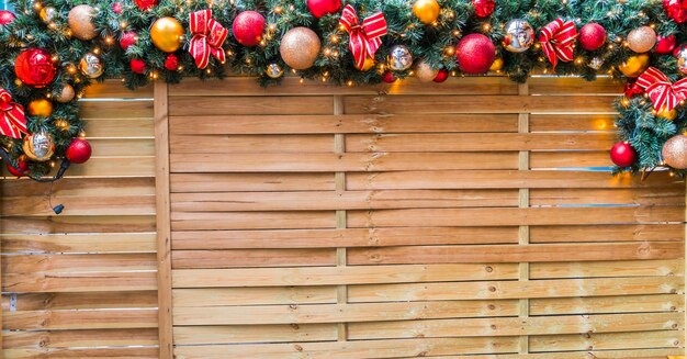 Foto gratuita cuerda navideña con bolas de navidad y motivos navideños