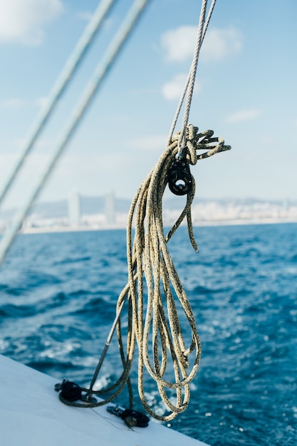 Cuerdas en la cubierta del yate de vela profesional