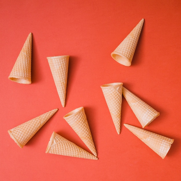 Cuernos de galleta de helado en blanco sobre fondo brillante