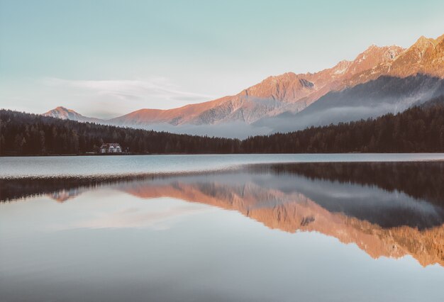 Cuerpo de agua cerca de la montaña