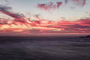 Foto gratuita cuerpo de agua bajo el cielo nublado durante la puesta de sol